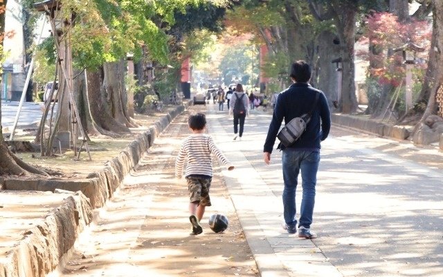 父親と息子の後ろ姿