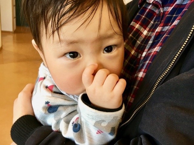 指しゃぶりをする子供