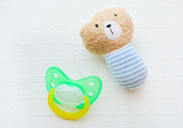 おしゃぶりと熊のぬいぐるみ