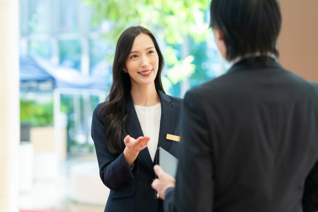 接客をするホテルの受付の女性