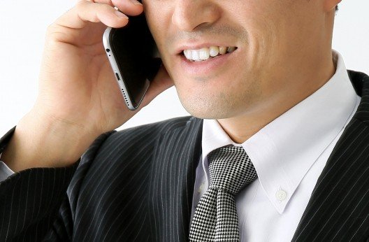 電話をしているビジネスマンの口元